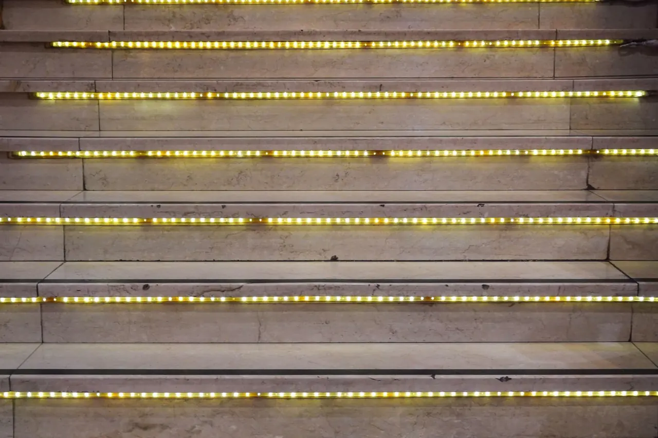 Marches d'un escalier soulignées par des lignes DEL jaunes